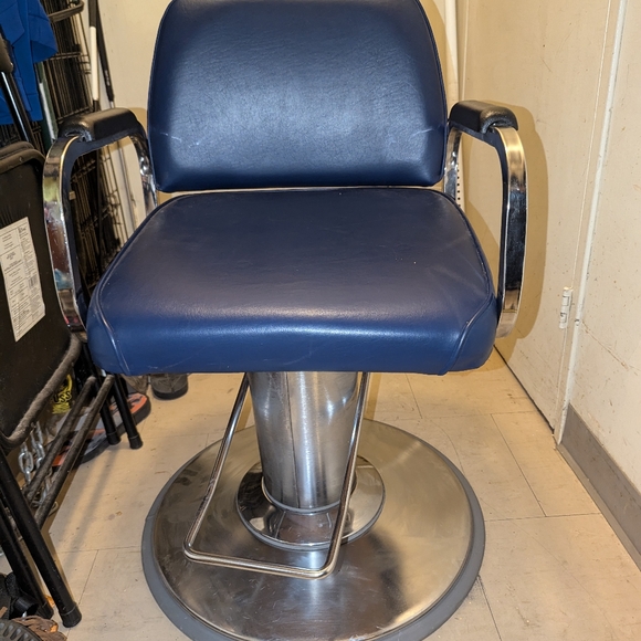A navy blue salon chair with a hydronic pump - Picture 4 of 6